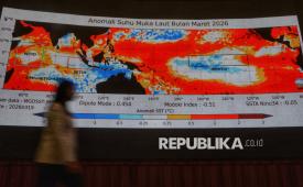 Petugas Badan Meteorologi Klimatologi dan Geofisika (BMKG) mengamati layar yang menampilkan ilustrasi El Nino di Kantor Pusat BMKG, Kemayoran, Jakarta, Senin (30/3/2026). BMKG memprediksi sejumlah daerah di Indonesia akan memasuki musim kemarau mulai April 2026 yang diawali di Nusa Tenggara dan bertahap dialami wilayah lain. Puncak musim kemarau diperkirakan melanda 61,4 persen wilayah Indonesia secara serentak pada Agustus 2026. Secara keseluruhan, BMKG menyimpulkan 57,2 persen wilayah Indonesia harus bersiap menghadapi durasi musim kemarau yang lebih panjang dari biasanya sepanjang 2026.