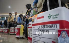 Jamaah calon haji kloter tujuh embarkasi Kertajati bersiap sebelum pemberangkatan di Pusdikpom, Kota Cimahi, Jawa Barat, Ahad (26/4/2026). Sebanyak 441 calon haji asal Kota Cimahi yang tergabung dalam kelompok terbang (kloter) tujuh diberangkatkan menuju Embarkasi Haji Jawa Barat di Indramayu untuk selanjutnya diterbangkan ke Arab Saudi pada (27/4) melalui Bandara Internasional Jawa Barat (BIJB) Kertajati. 