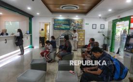 Nasabah melakukan transaksi di Kantor Pegadaian Cabang Salemba, Jakarta, Kamis (18/9/2025). PT Bank Rakyat Indonesia Tbk (BRI) mencatatkan pertumbuhan mencapai 65 persen pada tabungan emas nasabah di sepanjang 2025.