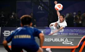 Atlet teqball Indonesia Sumaya (kanan) melakukan servis ke arah atlet teqball Myanmar Wai Khin Hnin (kiri) pada final tunggal putri teqball Asian Games Aichi-Nagoya 2026 di Nagoya City Higashi Sports Center, Aichi, Jepang, Ahad (20/9/2026). Sumaya meraih medali perak setelah kalah rubber set dengan skor 12-10, 8-12, dan 9-12. 