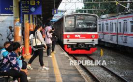 Sejumlah penumpang menunggu kedatangan KRL Commuter Line.