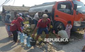 Sejumlah warga mengisi air saat distribusi bantuan air di Desa Neglasari, RT 03/RW 02, Kecamatan Dramaga, Kabupaten Bogor, Jawa Barat, Kamis (16/7/2026). Menurut warga setempat, krisis air telah terjadi sejak pertengahan Mei 2026 lalu akibat kekeringan pada musim kemarau.