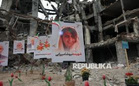 Foto korban serangan udara AS-Israel dipajang di depan reruntuhan bangunan di Teheran, Iran, Senin (13/4/2026). Serangan AS-Israel ke Iran dilaporkan telah menewaskan lebih dari 1.300 orang. Dari jumlah korban itu, sedikitnya 210 anak dikabarkan tewas sejak dimulainya serangan gabungan Amerika Serikat dan Israel ke Iran. Iran dan AS gagal mencapai kesepakatan setelah perundingan perdamaian yang diadakan di Islamabad pada 11 April.