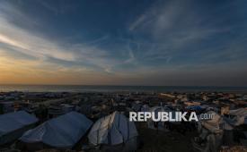 Tenda darurat keluarga pengungsi Palestina di tepi pantai sebelah barat Kota Gaza pada, 06 Januari 2026.