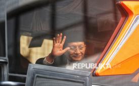 Meteri Agama Nasaruddin Umar memberikan salam saat keberangkatan ke Tanah Suci di Kantor Kemenag, Jakarta, Kamis (29/5/2025). Menteri Agama Nasaruddin Umar yang juga Ketua Amirul Hajj mengumumkan delegasi Amirul Hajj pada penyelenggaraan ibadah haji 1446 H /2025 M dan mulai bertugas memimpin misi haji Indonesia di Arab Saudi selama 20 hari mulai dari 29 Mei hingga 17 Juni 2025. Pembentukan dan pemberangkatan Amirul Hajj ini bertujuan membantu memberikan masukan dalam mengelola dan menata manajemen penyelenggaraan ibadah haji, utamanya hal-hal yang berkaitan dengan tugas dan fungsi. Amirul Hajj diharapkan dapat menyapa, menggali masukan dan berkomunikasi langsung dengan jamaah selama di Arab Saudi.