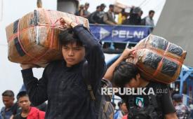 Sejumlah penumpang berjalan menuju pintu keluar usai turun dari KM Ciremai setibanya di Dermaga Jamrud Utara, Pelabuhan Tanjung Perak, Surabaya, Jawa Timur, Sabtu (7/3/2026). Kapal dari Makassar tersebut membawa 1.316 pemudik, dengan 902 orang di antaranya turun di Surabaya. 