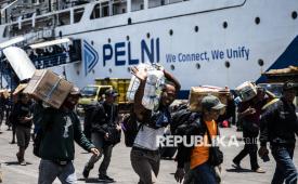 Sejumlah penumpang membawa barang bawaannya saat turun dari Kapal Pelni KM Awu di dermaga Terminal Penumpang Pelabuhan Tanjung Emas Semarang, Jawa Tengah, Sabtu (7/3/2026). 