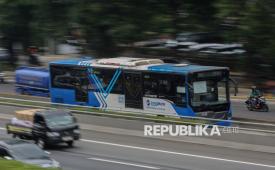 Bus Transjakarta melintas di kawasan Cawang, Jakarta, Rabu (30/9/2026). Pemerintah Provinsi (Pemprov) DKI Jakarta mempertimbangkan untuk membuka rute baru layanan Transjabodetabek.
