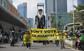 Sejumlah aktivis dari Koalisi Pilih Pulih melakukan aksi damai kreatif di Jalan MH Thamrin, Jakarta, Rabu (7/2/2024).