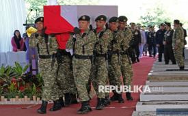 Sejumlah prajurit TNI mengusung peti jenazah Sersan Kepala (Anumerta) Muhammad Nur Ichwan saat upacara pemakaman di Taman Makam Pahlawan Giri Dharmoloyo II, Magelang, Jawa Tengah, Ahad (5/4/2026). Sersan Kepala (Anumerta) Muhammad Nur Ichwan merupakan anggota Pasukan Perdamaian PBB di Lebanon atau United Nations Interim Force in Lebanon (UNIFIL) yang gugur pada Senin (30/3/2026) akibat serangan tentara Israel. 