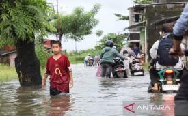 Pemkot Makassar upayakan solusi banjir saat peninjauan di Biringkanaya.
