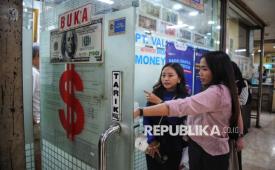 Nilai tukar rupiah dibuka menguat terhadap dolar Amerika Serikat (AS) pada perdagangan Selasa (30/12/2025) ke level Rp 16.773 per dolar AS. (ilustrasi)