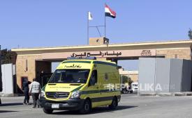 Ambulans melintasi perbatasan Rafah antara Mesir dan Jalur Gaza, Rabu, 3 April 2024.