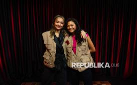 Pemain film Anya Zen (kanan) dan Carrisa Perusset (kiri) berpose saat media visit ke Republika di Jakarta, Selasa (8/9/2026). Kunjungan tersebut dilakukan untuk mempromosikan film Lobang Buaya: 309 Hari Sebelum Tragedi Berdarah yang akan tayang di bioskop pada 1 Oktober 2026.