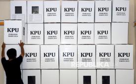 Petugas KPU Kota Blitar menata kotak suara yang sudah dirakit dan disortir dan akan digunakan pada Pilkada Serentak 2024 di Gudang KPU Kota Blitar, Jawa Timur, Senin (30/9/2024).