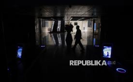 Suasana pemadaman listrik di Gedung Nusantara, Kompleks Parlemen, Senayan Jakarta, Rabu (1/4/2026). Sekretariat Jenderal DPR menerapkan kebijakan efisiensi energi sebagai respons atas gejolak harga bahan bakar minyak (BBM) dunia diantaranya dengan pengaturan penggunaan listrik yang dipadamkan mulai pukul 18.00 WIB. 