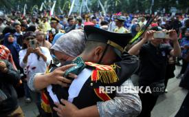 Para orang tua bertemu dengan anak-anaknya peserta program pembinaan karakter dan bela negara usai Upacara Peringatan Hari Kebangkitan Nasional atau Harkitnas di halaman Gedung Sate, Kota Bandung, Selasa (20/5/2025).