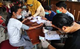 Tenaga kesehatan melayani pemeriksaan kesehatan gratis di Pasar Beringharjo, Yogyakarta, Selasa (13/12/2022). Pemeriksaan yang dilayani diantaranya pengecekan kadar gula, kolesterol, dan rontgen untuk penyakit dalam. Menurut ahli kesehatan, ada tiga kebiasaan sehari-hari yang bisa memicu lonjakan kolesterol jahat.