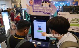 Ilustrasi warga menyetor biaya haji melalui Bank Muamalat.