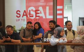 Pengunjung berbelanja di Mal Kuningan City, Jakarta, Kamis (14/8/2025). Menurut pakar, Ramadhan kerap menjadi periode rawan terjadinya overbuying karena banyak pelaku usaha yang menawarkan promo besar dan diskon.