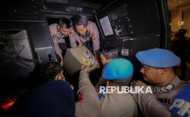 Petugas Kepolisian mengamankan brangkas saat penggeledahan di Cafe De Clan, Cipete, Jakarta Selatan. Rabu (8/7/2026). Penggeledahan tersebut dilakukan oleh  kepolisian dari Direskrimsus Polda Metro Jaya dan Kortastipidkor Mabes Polri di Restoran de Clan Signature, dan Koinn Money Changer yang berada di Jalan Cipete, Cilandak, Jaksel. Dalam penggeledahan polisi menemukan brangkas berisi dokumen dan sejumlah uang dalam pecahan dolar AS dan Singapura. Menurut Kabid Humas Polda Metro Jaya Kombes Budi Hermanto, penggeledahan tersebut dilakukan dalam rangka penyidikan tiga kasus dugaan korupsi serta pencucian uang di wilayah Jakarta Selatan.