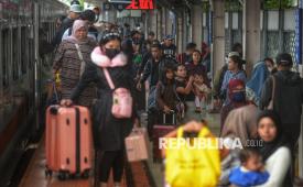Penumpang berjalan keluar saat tiba di Stasiun Pasar Senen, Jakarta, Ahad (4/1/2026). Suasana Stasiun Pasar Senen terpantau padat dan diperkirakan menjadi puncak arus balik libur Natal dan Tahun Baru (Nataru) hari ini. Berdasarkan data hingga pukul 08.00 WIB, KAI Daop 1 Jakarta mencatat jumlah penumpang kereta api jarak jauh yang naik sebanyak 36.524 orang dan turun 47.259 orang. Stasiun Pasar Senen dan Stasiun Gambir masih menjadi titik utama mobilitas penumpang selama periode arus balik Nataru. Tingginya arus balik pada akhir pekan ini didorong oleh aktivitas perkantoran dan sekolah yang kembali normal pada Senin (5/1/2026). 