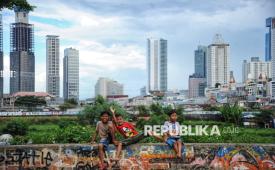 Anak-anak bermain di Ruang Terbuka dekat bantaran kali, Petamburan, Jakarta, Jumat (27/1/2025). Minimnya lahan bermain di Jakarta menjadi masalah yang sering terjadi sehingga anak-anak terpaksa bermain di tempat-tempat yang tidak layak. Pemerintah Provinsi (Pemprov) DKI Jakarta akan terus memperluas Ruang Terbuka Hijau (RTH) guna meningkatkan kualitas lingkungan dan memberikan ruang interaksi bagi masyarakat. Setelah sukses membangun 14 RTH baru dan menata 24 lokasi pada tahun 2024, tahun ini Pemprov DKI Jakarta menargetkan pembangunan 21 RTH baru dan penataan 73 lokasi yang tersebar di seluruh Jakarta.