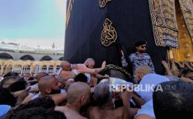 Umat Islam berebut menyentuh Hajar aswad di Masjidil Haram, Mekkah, Arab Saudi. Menyentuh Kabah menjadi idaman umat islam, namun diperlukan usaha yag cukup keras untuk dapat menyentuhnya karena hampir setiap harinya pusat kiblat umat Islam itu dipenuhi jamaah dari penjuru dunia. Jemaah pun harus rela berdesak-desakan untuk dapat menggapainya. 
