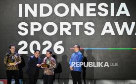 Menpora Erick Thohir (kedua kiri) menyerahkan plakat kepada Dirut BRI Direktur Utama BRI Hery Gunardi (kedua kanan) saat pemberian penghargaan pada Indonesia Sports Summit 2026 di Jakarta International Convention Center (JICC), Jakarta, Jumat (11/9/2026). Kementerian Pemuda dan Olahraga (Kemenpora) menggelar Indonesia Sports Summit 2026 sebagai ajang kolaborasi yang mempertemukan berbagai stakeholder olahraga untuk mendorong pengembangan ekosistem, inovasi, dan industri olahraga Indonesia menuju level yang lebih maju dan berdaya saing global. 