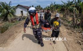 Prajurit KRI dr Soeharso-990 Satgas TNI AL dibantu warga melakukan evakuasi medis lewat udara bagi korban bencana alam di Desa Marlempang, Aceh Tamiang, Aceh, Kamis (11/12/2025). TNI AL menggunakan helikopter untuk melakukan evakuasi medis lewat udara bagi warga yang terdampak bencana alam karena sulit dijangkau melalui jalur darat akibat akses yang terputus di wilayah Aceh Tamiang. 