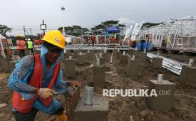 Pekerja membangun hunian sementara (huntara) untuk korban bencana banjir bandang di Karang Baru, Aceh Tamiang, Aceh, Ahad (28/12/2025). Pemerintah Kabupaten Aceh Tamiang telah menyiapkan 14 titik lahan HGU milik sejumlah perkebunan untuk lokasi pembangunan huntara dengan ukuran 4,5 x 4.5 meter persegi per unit bagi warga korban bencana hidrometeorologi akhir November lalu yang kehilangan rumah atau mengalami rusak berat. 