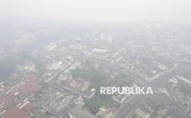 Foto udara suasana kawasan Pasar Jambi saat kabut asap kebakaran hutan dan lahan (karhutla) menyelimuti Kota Jambi, Jambi, Sabtu (10/10/2026). Data Indeks Standar Pencemaran Udara (ISPU) Kementerian Lingkungan Hidup menunjukkan kualitas udara di Kota Jambi, Kabupaten Muaro Jambi, dan Kabupaten Tebo berada pada kategori berbahaya pada Sabtu (10/10), seiring bertambah pekatnya asap karhutla di sejumlah wilayah tersebut dalam beberapa pekan terakhir. 
