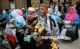 Jamaah haji mengikuti prosesi penyambutan saat tiba di Asrama Haji Makassar, Sulawesi Selatan, Selasa (2/6/2026) dini hari. Sebanyak 391 orang haji yang tergabung dalam kelompok terbang (kloter) pertama debarkasi Makassar telah tiba di tanah air melalui Bandara Internasional Sultan Hasanuddin usai melaksanakan ibadah haji 1447 H. 