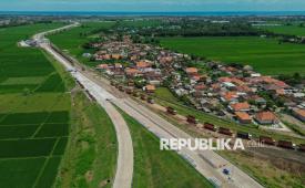Foto udara ruas Tol Probowangi Simpang Susun Paiton di Kecamatan Paiton, Kabupaten Probolinggo, Jawa Timur, Selasa (18/3/2025).