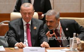 Presiden Turki Recep Tayyip Erdogan (kiri) dan Menteri Luar Negeri Turki Hakan Fidan menghadiri pertemuan di New Delhi, India, 09 September 2023.