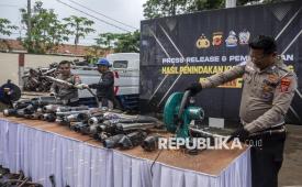 Polisi memusnahkan knalpot bising hasil penindakan di sejumlah daerah.