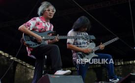 Basist band Gigi Thomas Ramadhan (kiri) bersama gitaris Dewa Budjana (kanan)  saat tampil dalam gelaran Pestapora di JIExpo Kemayoran, Jakarta, Ahad (24/9/2023). Dalam penampilannya Gigi membawakan sejumlah lagu hitsnya berjudul Nirwana, Facebook, 11 Januari dan Nakal.