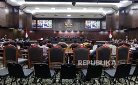 Suasana jalannya sidang PHPU Pileg 2024 di Mahkamah Konstitusi, Jakarta, Senin (29/4/2024). Mahkamah Konstitusi mulai menggelar sidang pendahuluan Perselisihan Hasil Pemilihan Umum (PHPU) pemilu legislatif 2024 untuk anggota DPR RI, DPRD Provinsi, DPRD Kabupaten dan Kota. Sebanyak 297 perkara yang dimohonkan oleh partai politik dan perseorangan tersebut dibagi dalam tiga panel yang dipimpin oleh tiga hakim yang memutuskan PHPU untuk Pileg 2024.