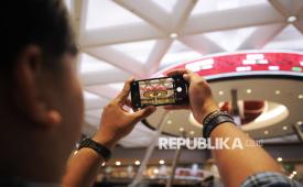 Sah! Ini Susunan Lengkap Tim Pengurus Danantara |Republika Online 4 Karyawan memfoto layar eletronik pergerakan perdagangan saham di Bursa Efek Indonesia (BEI), Jakarta, Rabu (19/3/2024). Indeks Harga Saham Gabungan (IHSG) menguat setelah turun dalam empat hari perdagangan berturut-turut. Pada penutupan Rabu (19/3), IHSG naik 1,42% atau 88,27 poin ke 6.311,66 pada perdagangan di Bursa Efek Indonesia (BEI).