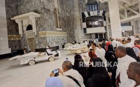 Petugas membawa jamaah yang wafat usai dishalatkan di Masjidil Haram, Mekah, Arab Saudi, Jumat (13/7/2023). Seorang jamaah calon haji wafat di Arab Saudi.