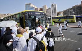 Jamaah haji Indonesia antre memasuki bus Shalawat seusai beribadah di Masjidil Haram di terminal Shib Amir, Makkah, Arab Saudi, Sabtu (21/6/2025). Operasional bus Shalawat akan berhenti per 2 Juli 2025 yakni pada saat jamaah haji Indonesia terakhir berada di Makkah. 