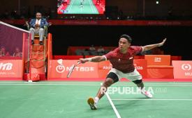 Pebulu tangkis tunggal putra Indonesia Alwi Farhan mengembalikan kok ke arah pebulu tangkis putra China Li Shi Feng pada final beregu Asian Games Aichi Nagoya 2026 di Ichinomiya City Municipal Gymnasium, Nagoya, Aichi, Jepang, Kamis (24/9/2026).
