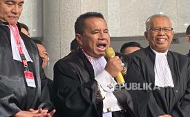 Anggota Tim Hukum Prabowo Subianto-Gibran Rakabuming Raka, Hotman Paris Hutapea di Gedung Mahkamah Konstitusi (MK), Jakarta Pusat, Selasa (2/4/2024). 
