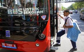 Pelajar SMP Negeri 8 Makassar menaiki bus listrik sekolah yang beroperasi di Jalan Ahmad Yani, Makassar, Sulawesi Selatan, Senin (15/7/2024). Sebanyak tiga unit bus listrik sekolah gratis resmi beroperasi di Makassar sebagai bentuk komitmen pemerintah kota dalam mewujudkan emisi rendah karbon dan gerakan knalpot rendah kebisingan, dilengkapi dengan sistem pendeteksi perilaku sopir, penumpang atau siswa saat naik maupun turun, serta objek lainnya seperti kendaraan dan jaraknya, serta memiliki fasilitas AC, WiFi, CCTV dengan alat perekam data dan informasi selama operasional. 