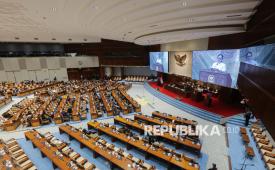 Anggota DPR RI mengikuti Sidang Paripurna Ke-11 Masa Persidangan III Tahun Sidang 2025-2026 di Kompleks Parlemen, Senayan, Jakarta, Selasa (13/1/2026).