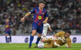 Pemain Barca Legends Jonatan Soriano (kiri) melewati penjaga gawang DRX World Legends Sebastien Frey dalam laga Clash of Legends di Stadion Utama Gelora Bung Karno (SUGBK) Jakarta, Sabtu (18/4/2026). Barcelona Legends berhasil meraih kemenangan atas DRX World Legends dengan skor 3-0 dalam laga tersebut. Ketiga gol Barcelona Legends masing-masing ditorehkan Rivaldo menit ke-34, Javier Saviola menit ke-52 dan Cristian Tello menit ke-68