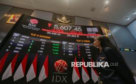 Warga mengamati pergerakan Indeks Harga Saham Gabungan (IHSG) di Bursa Efek Indonesia, Jakarta, Jumat (5/6/2026). Indeks Harga Saham Gabungan (IHSG) ditutup merosot 245 poin atau 4,20 persen ke level 5.595, hal tersebut memperpanjang tren pelemahan yang terjadi dalam beberapa hari terakhir.