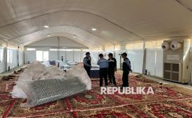 Personel PPIH Arab Saudi memeriksa tenda yang akan digunakan jamaah calon haji Indonesia di Arafah, Makkah, Arab Saudi, Kamis (15/5/2025). Jamaah diimbau tak perlu khawatir keberadaan 8 syarikah.
