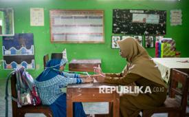 Seorang guru mengajar satu siswa baru saat Masa Pengenalan Lingkungan Sekolah (MPLS) di SD Negeri Cepokosawit II, Boyolali, Jawa Tengah, Senin (13/7/2026). Sekolah tersebut hanya menerima satu siswa baru pada tahun ajaran 2026/2027 sehingga Dinas Pendidikan dan Kebudayaan (Disdikbud) Boyolali berencana mengkaji penggabungan sejumlah sekolah yang kekurangan murid guna menjaga kualitas layanan dan akses pendidikan anak. 