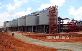 Pekerja berjalan di lokasi proyek Smelter Grade Alumina Refinery (SGAR) Fase 1 PT Borneo Alumina Indonesia (BAI) yang telah diresmikan Presiden Joko Widodo di Kabupaten Mempawah, Kalimantan Barat, Selasa (24/9/2024). Smelter fase 1 PT BAI yang memiliki kapasitas produksi alumina hingga sebesar 1 juta ton per tahun dan diperkirakan menelan investasi sebesar Rp16 triliun tersebut akan memproses bahan baku menjadi alumina yang kemudian akan dikirim ke PT Inalum di Kuala Tanjung, Sumatera Utara untuk diolah lebih lanjut. 